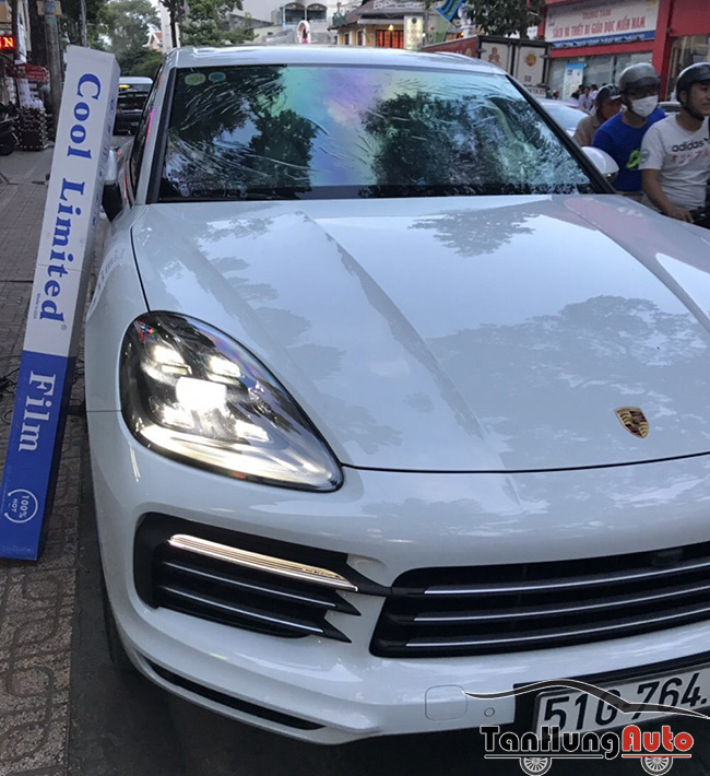Dán phim cách nhiệt uv400 xe porsche cayenne
